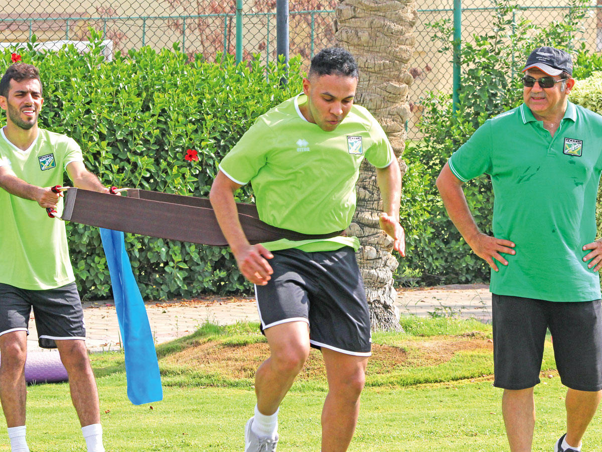 طلال نايف ومحمد فريح خلال التدريبات تحت أنظار «الجنرال»