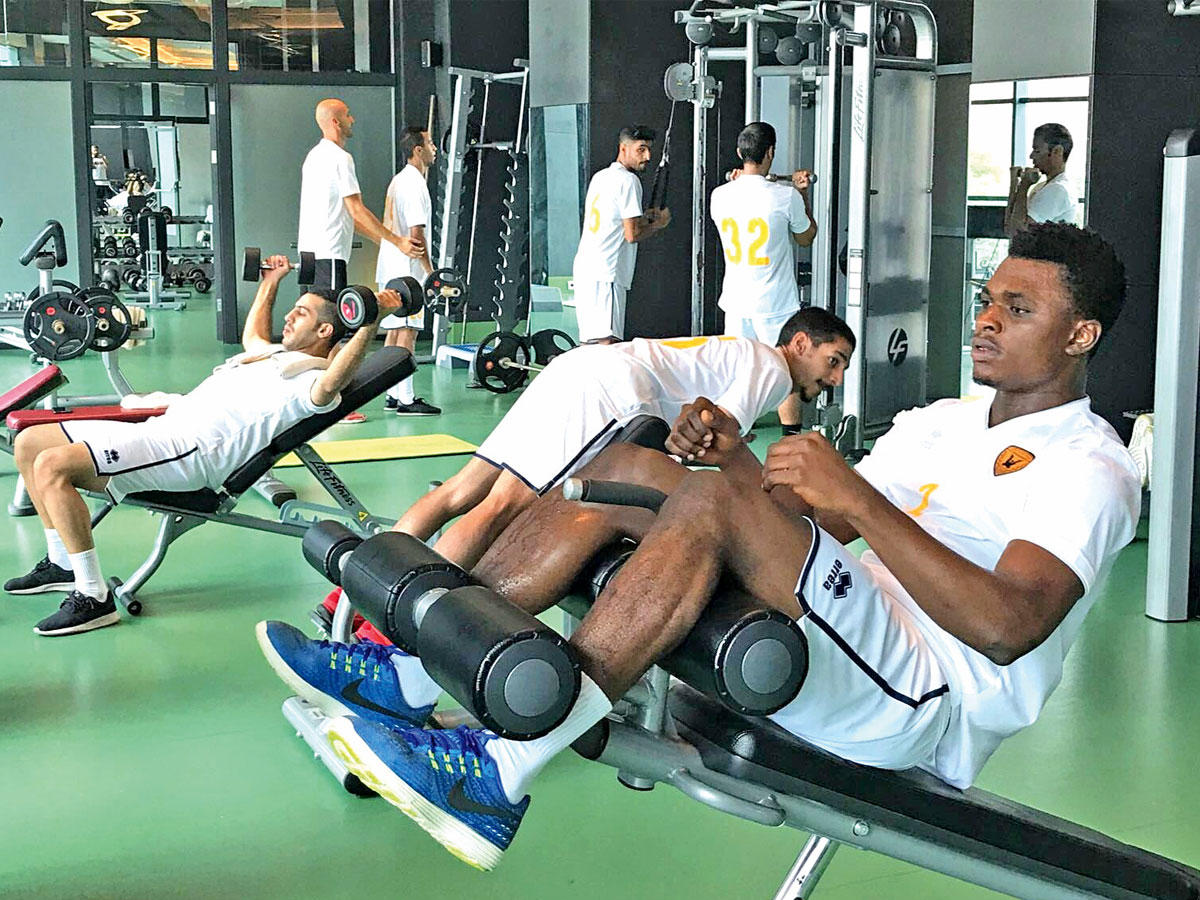 سوماليا يشارك زملاءه التدريبات في صالة الحديد