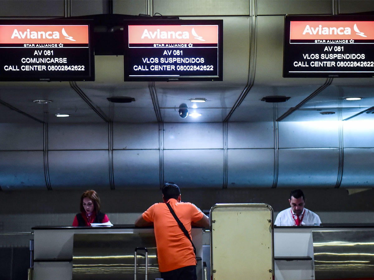 شاشات أفيانكا للطيران توضح معلوات عن الرحلات المعلقة في مطار مايكيتيا بفنزويلا