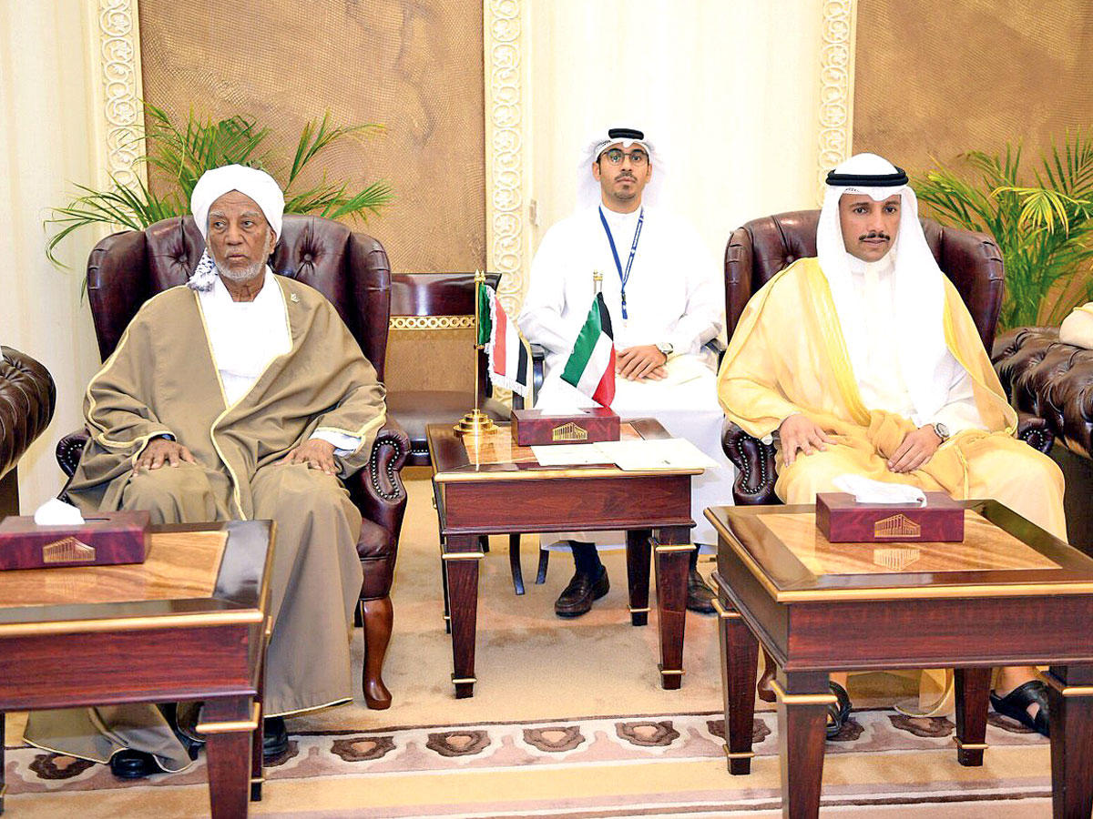 الغانم خلال استقباله عمر