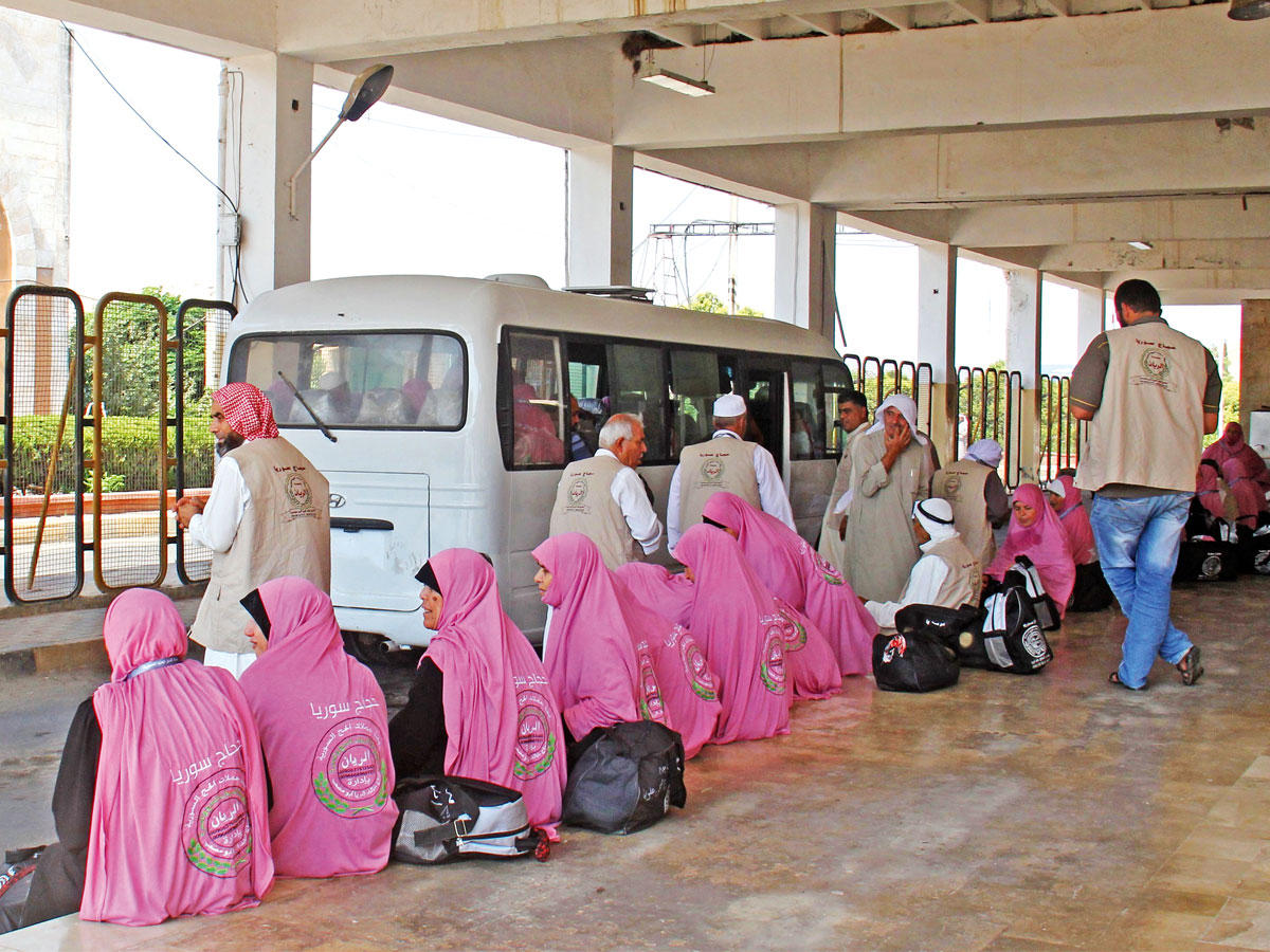 حجاج سوريون من إدلب بانتظار مغادرة معبر باب الهوى الحدودي مع تركيا للتوجه إلى مكة المكرمة أمس (أ ف ب)