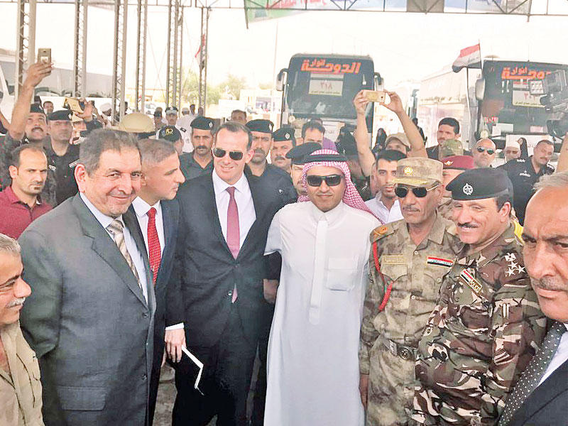 صورة نشرها السبهان على «تويتر» أمس مع ماكغورك وقادة عراقيين بمنفذ عرعر