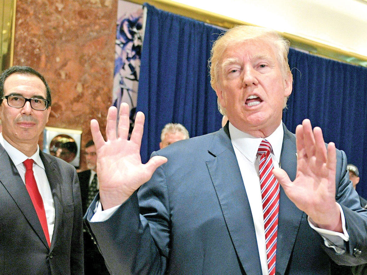  ترامب متحدثاً إلى الصحافة في بهو فندقه بنيويورك أمس الأول (أ ف ب)