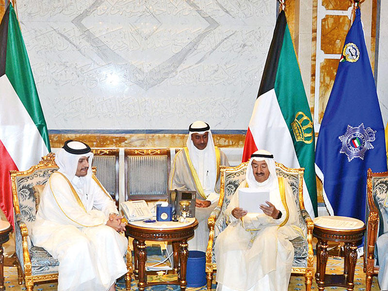 الأمير يتسلم رسالة تميم بن حمد بحضور ولي العهد