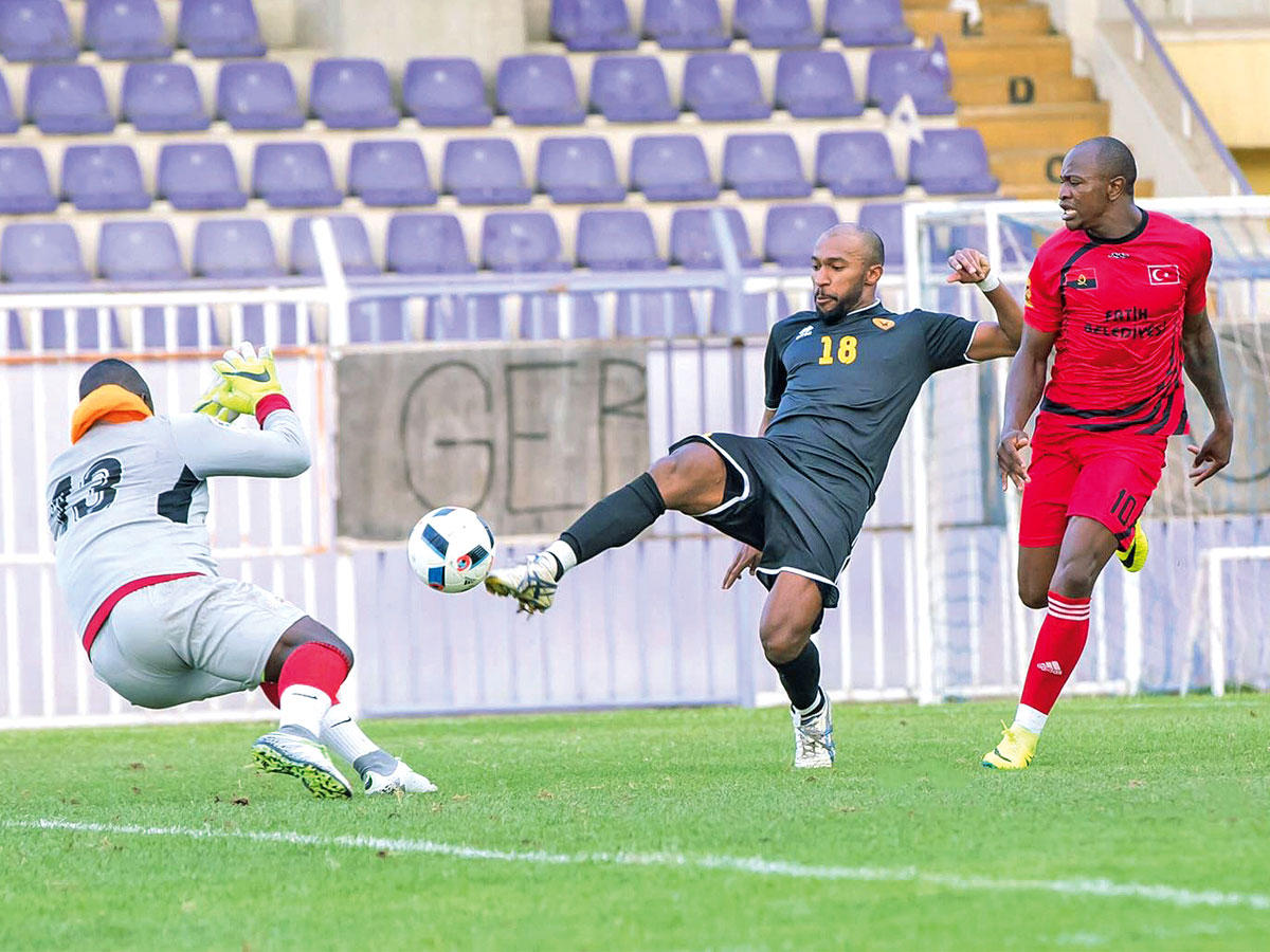 عامر المعتوق في جانب من لقاء القادسية مع فريق الجامعة الإفريقية 