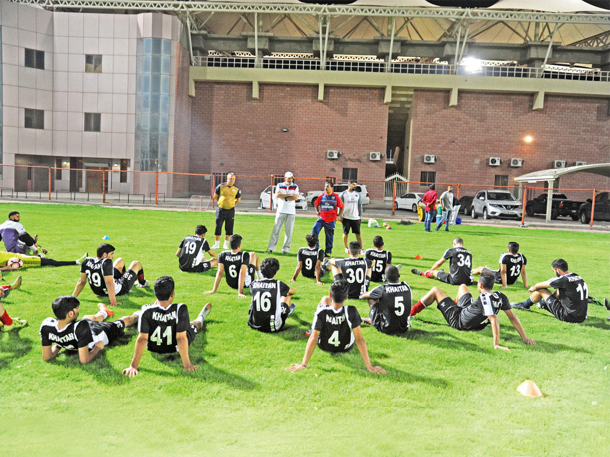 الأنصاري يوجه تعليماته للاعبي خيطان في تدريب سابق