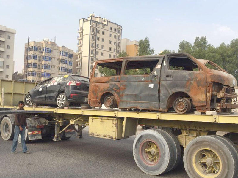 جانب من رفع السيارات المهملة في الفروانية