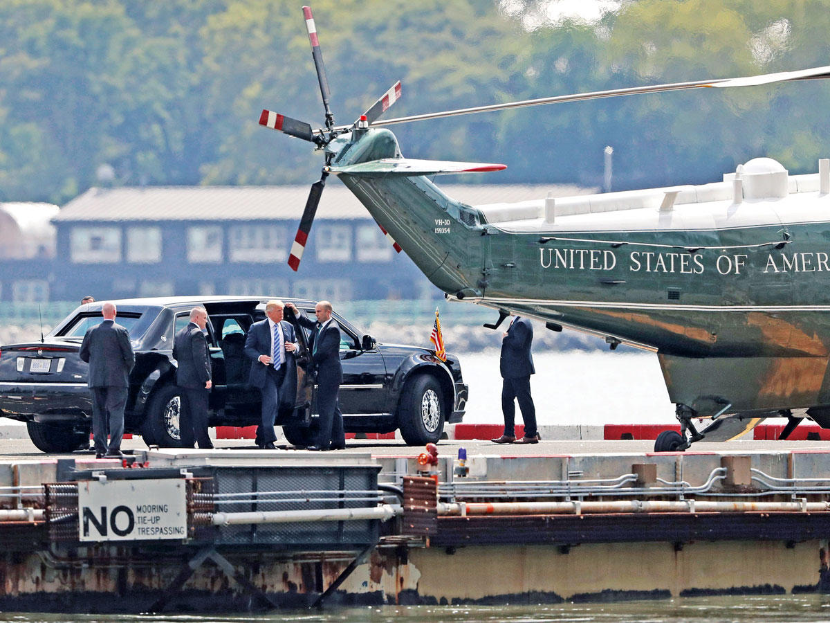 ترامب يستعد لمغادرة نيويورك على متن «مارين ون» أمس الأول (إي بي إيه)