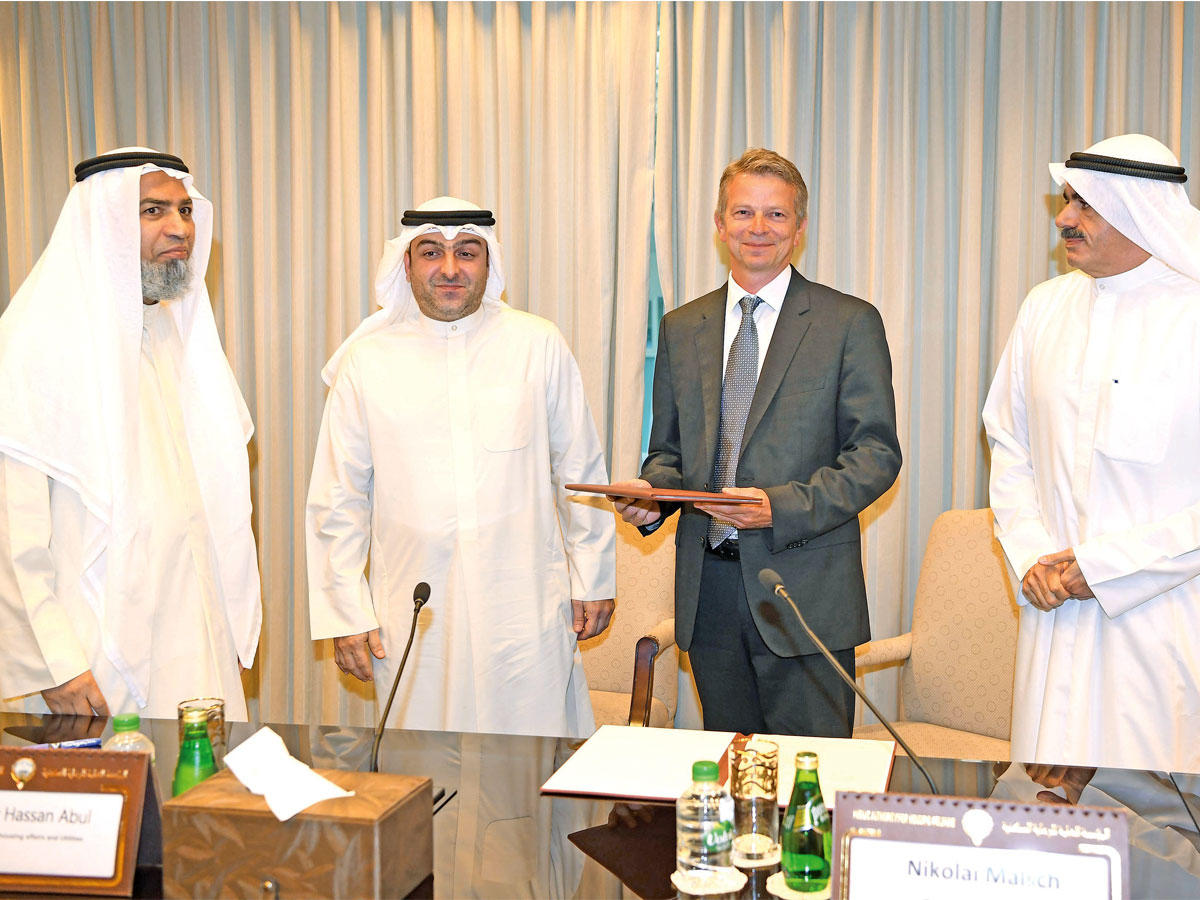 الوزير أبل وممثل شركة فوستر البريطانية وقيادات السكنية بعد توقيع العقد