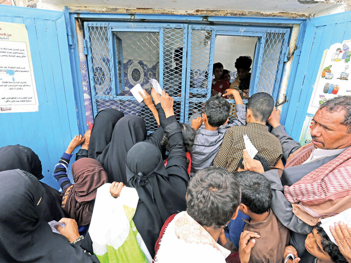 زحام على منفذ بيع الخبز في صنعاء يوم الثلاثاء (إي بي إيه)