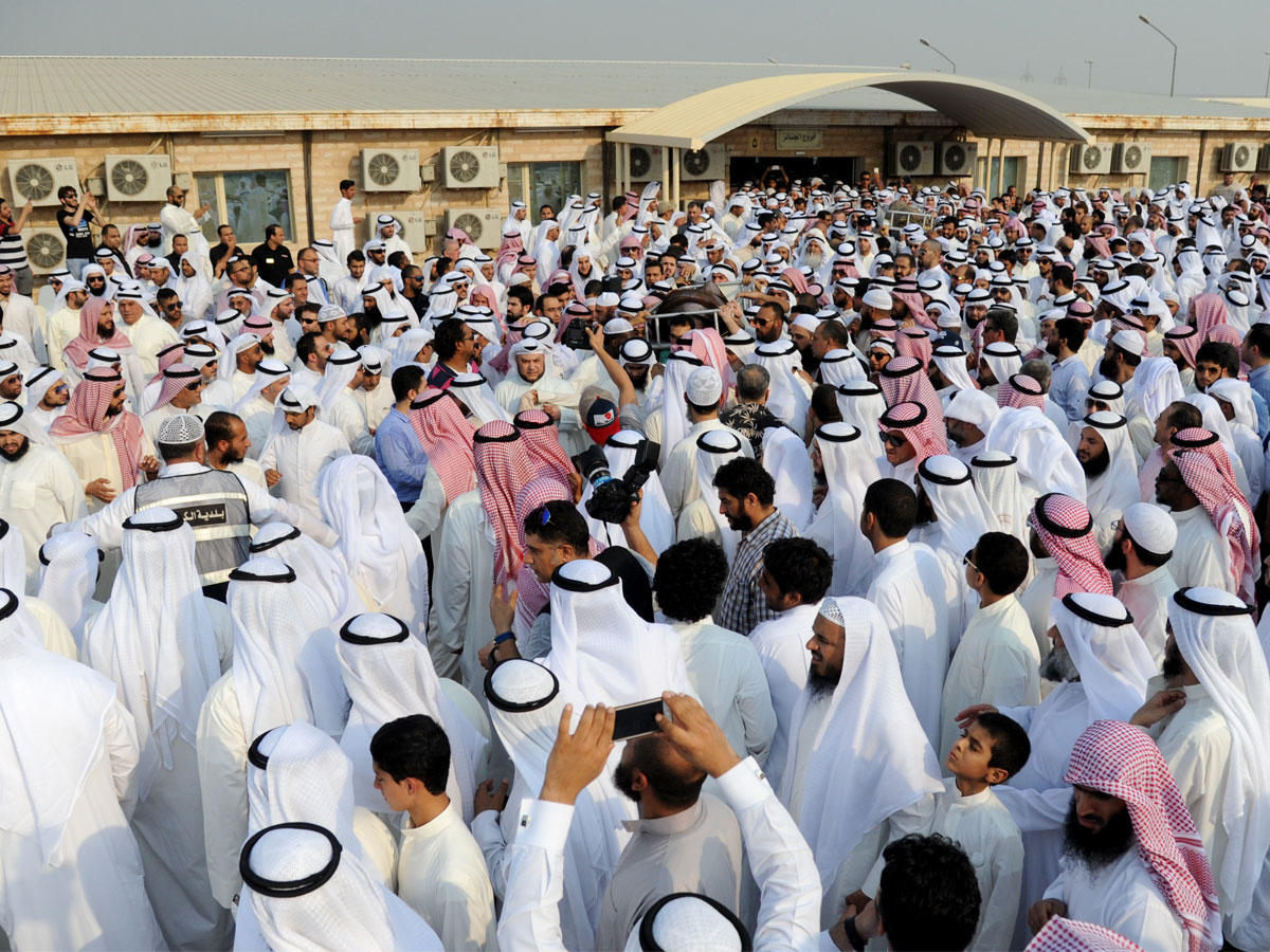 جموع المواطنين تشيع جثماني الشهيدين العلي والحسيني