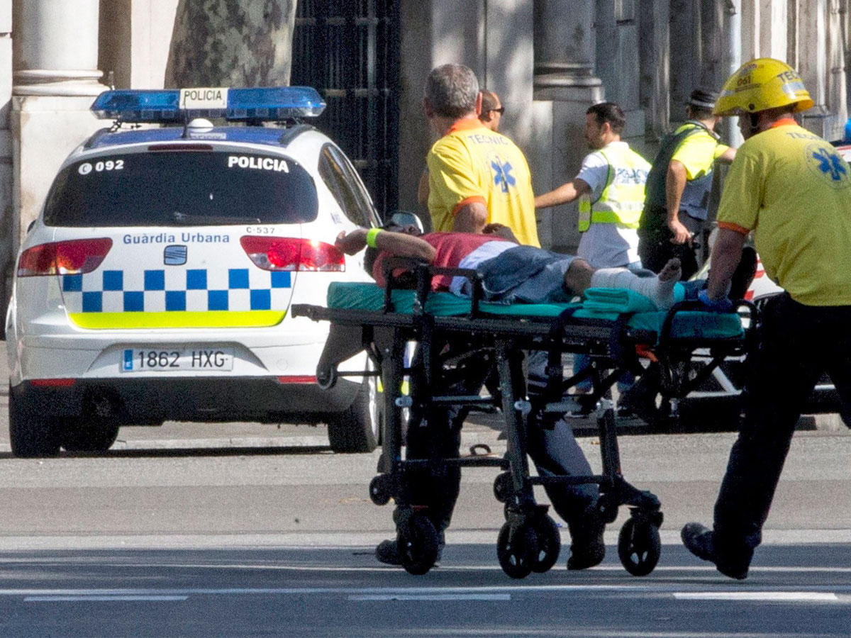 خدمات الطوارئ تجلي مصاباً في لاس رامبلاس (إي بي إيه)