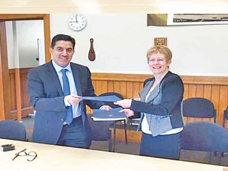 جانب من توقيع الاتفاقية 