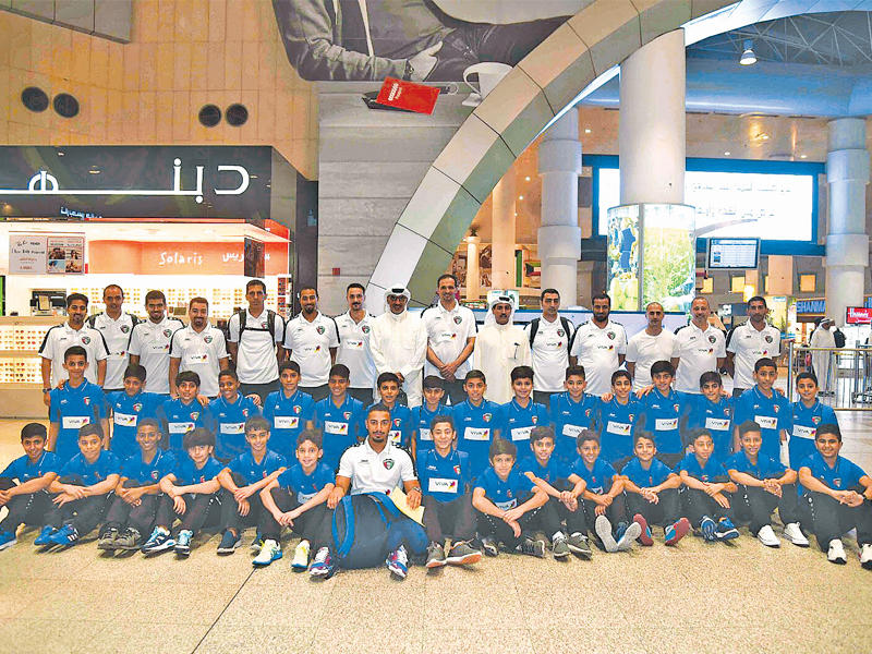 محمد خليل يتوسط وفد «البراعم» في مطار الكويت قبل المغادرة 