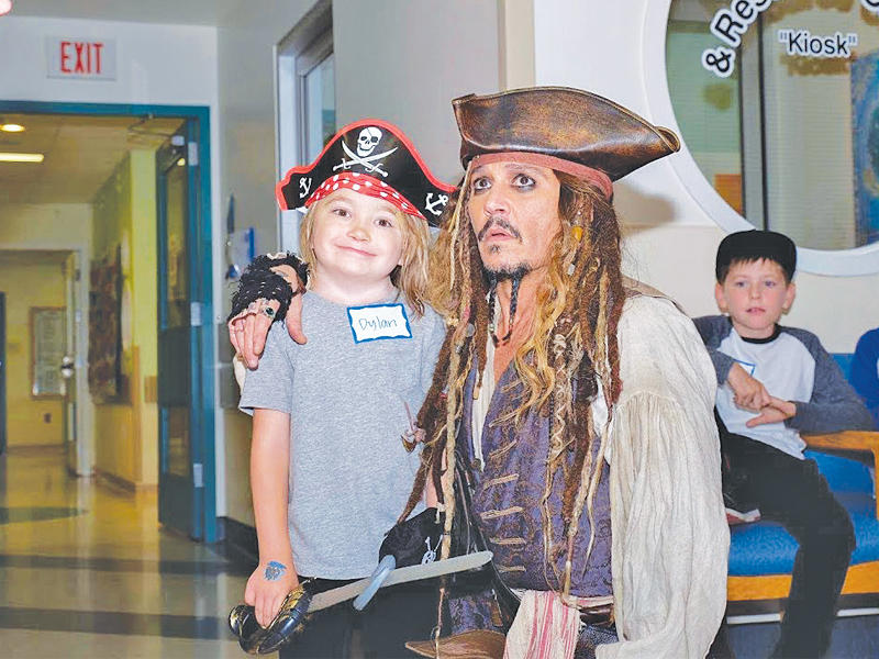 جوني ديب مع أحد الأطفال