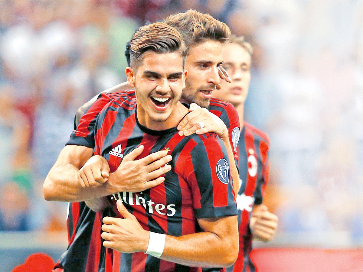لاعبو ميلان يحتفلون بالفوز خلال المباراة الماضية 