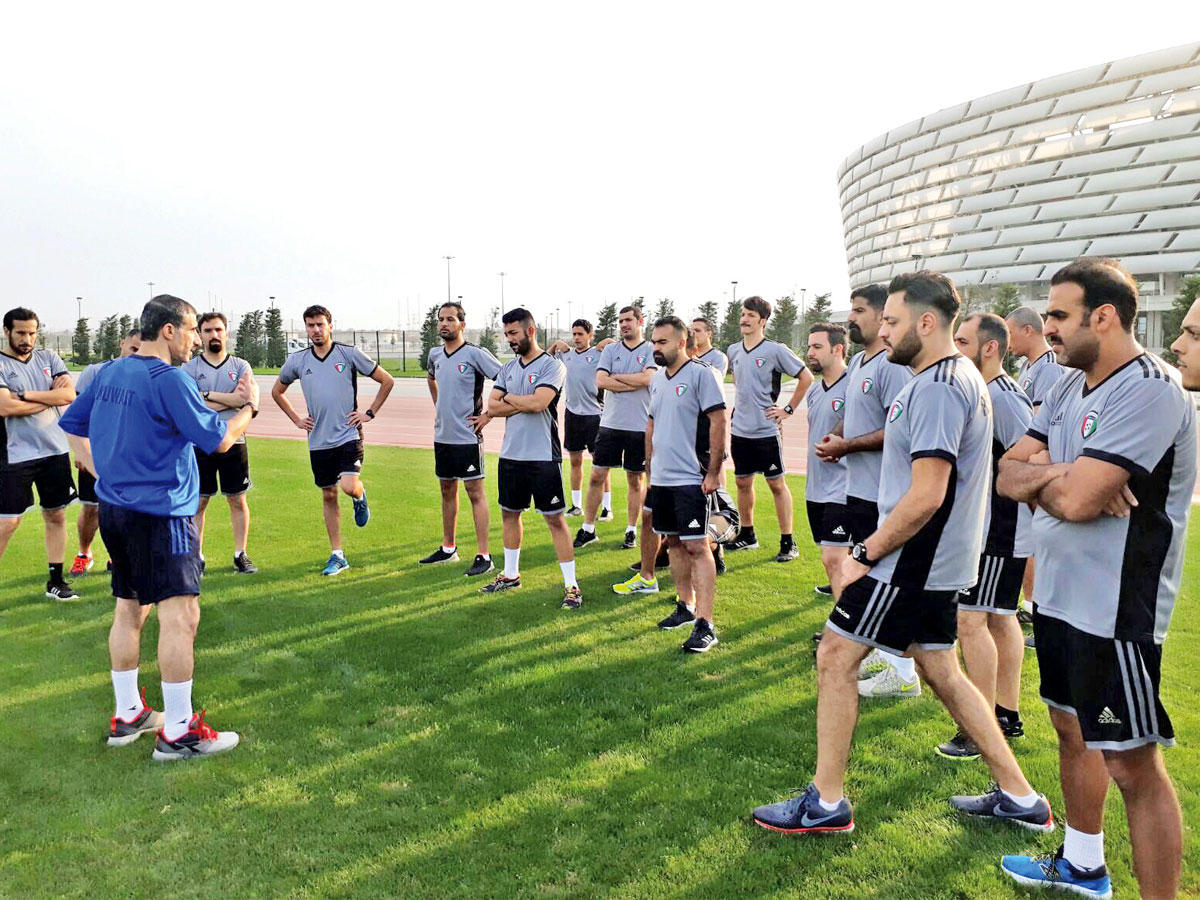 الحكام يستمعون إلى توجيهات مدرب اللياقة قاسم حمزة قبل التدريبات