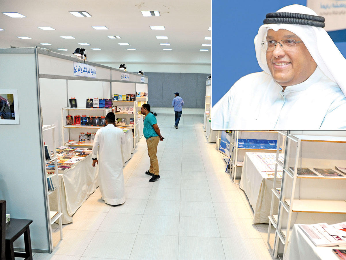 جانب من أجواء معرض الكتاب الصيفي الأول و في الاطار إبراهيم المليفي