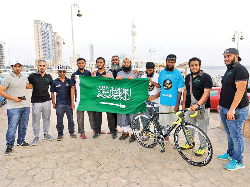  حجاج بريطانيون وصلوا أمس إلى السعودية على دراجاتهم الهوائية بعد رحلة استغرقت ستة أسابيع قطعوا خلالها أكثر من 3 آلاف كم (واس)