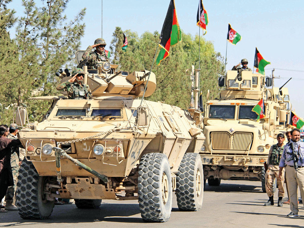 عرض عسكري أفغاني بمناسبة عيد الاستقلال الـ 98 في ولاية هلمند أمس t(اي بي ايه)