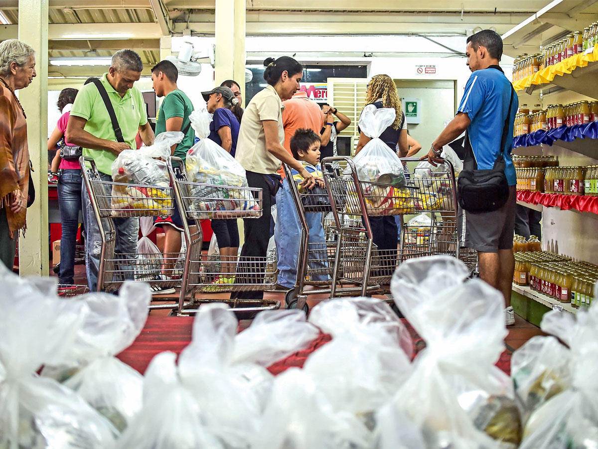فنزويليون بانتظار الحصول على حصص غذائية في كاراكاس الأربعاء t(أ ف ب)