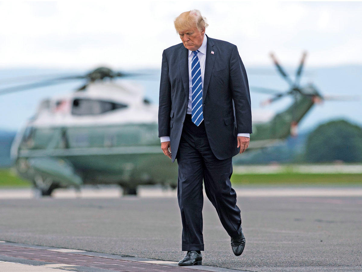 ترامب بعد نزوله من المروحية الرئاسية بمطار هاغرستاون في ميرلاند أمس الأول (أ ف ب)