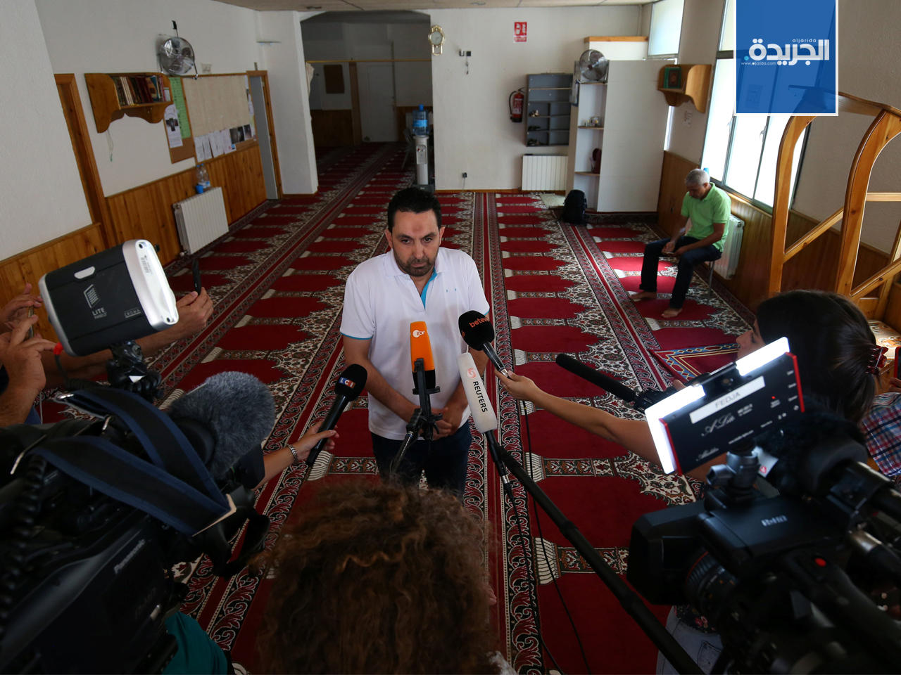 رئيس المجتمع المسلم في مدينة ريبول أنور علي ياسين يتحدث إلى الصحافة في مسجد ريبول 