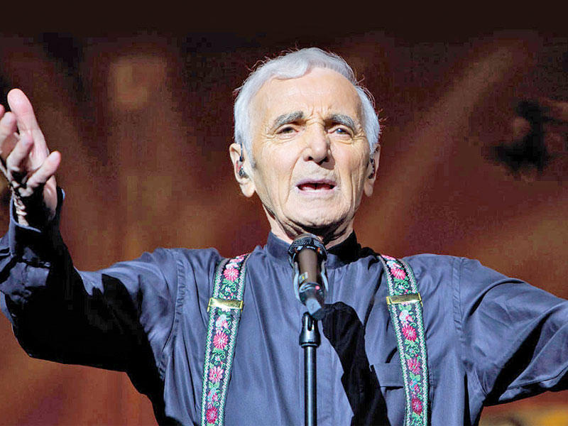 أسطورة الغناء الفرنسية شارل أزنافور