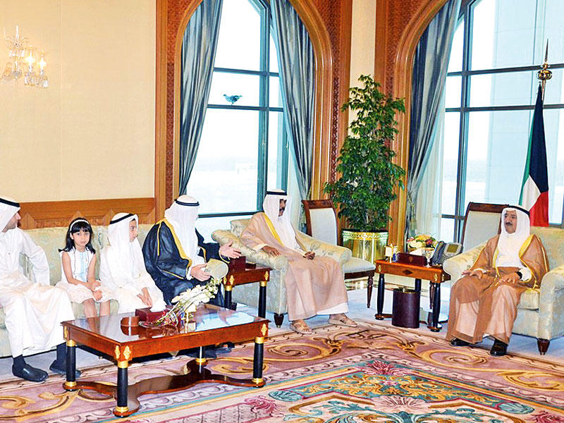 الأمير مستقبلاً عائلتي الشهيدين العلي والحسيني