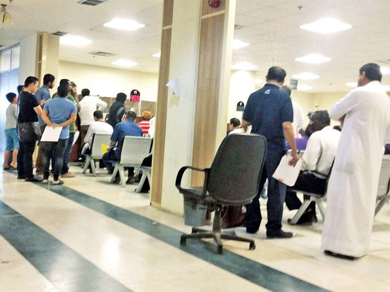 جانب من زحمة المراجعين في إدارة الإقامة بالفروانية