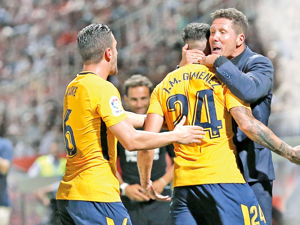 سيميوني محتفلاً مع لاعبيه بهدف التعادل أمام جيرونا