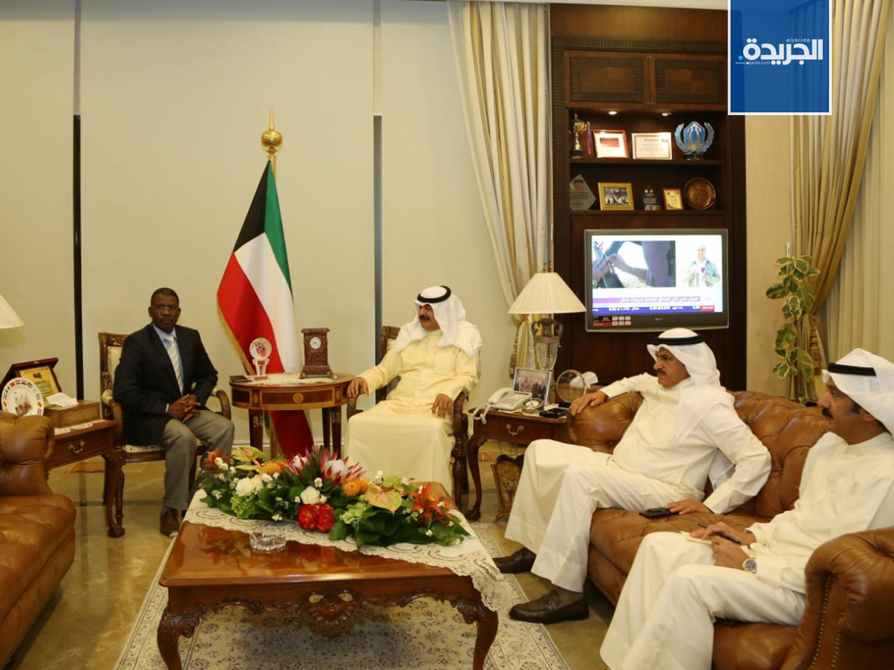 نائب وزير الخارجية الكويتي خالد الجارالله خلال اجتماعه مع سفير جمهورية بوركينا فاسو لدى الكويت أبوبكر كوتي