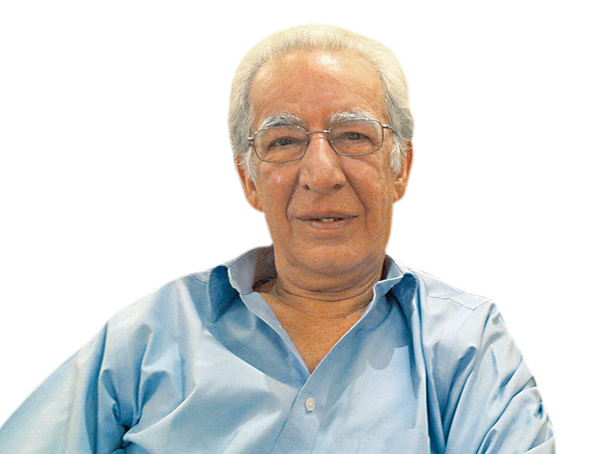 المدير السابق لمكتب مؤسسة البترول الكويتية في أوروبا عبدالصمد العوضي