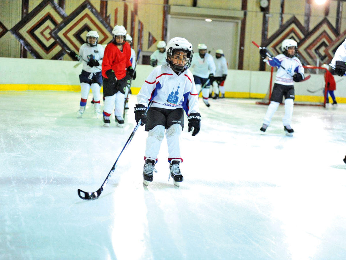 جانب من تدريبات البراعم في مدرسة هوكي الجليد الكويتية