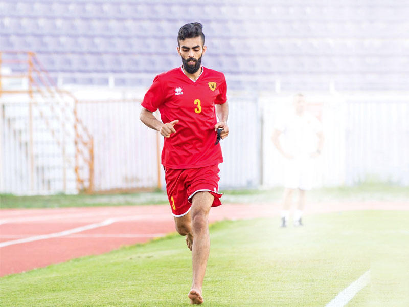 أحمد الظفيري يجري حافياً خلال تدريباته الانفرادية