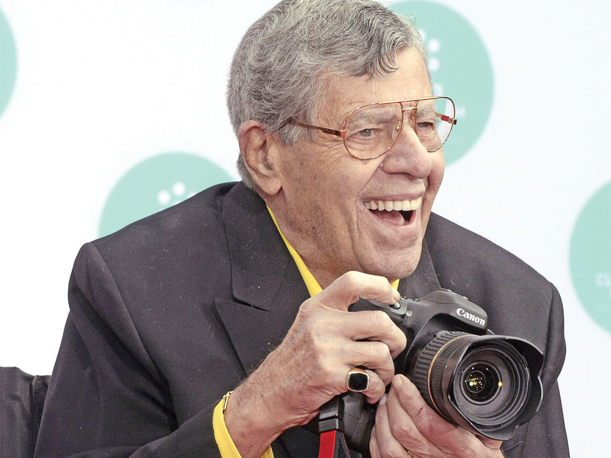 ملك الكوميديا الممثل الأميركي جيري لويس