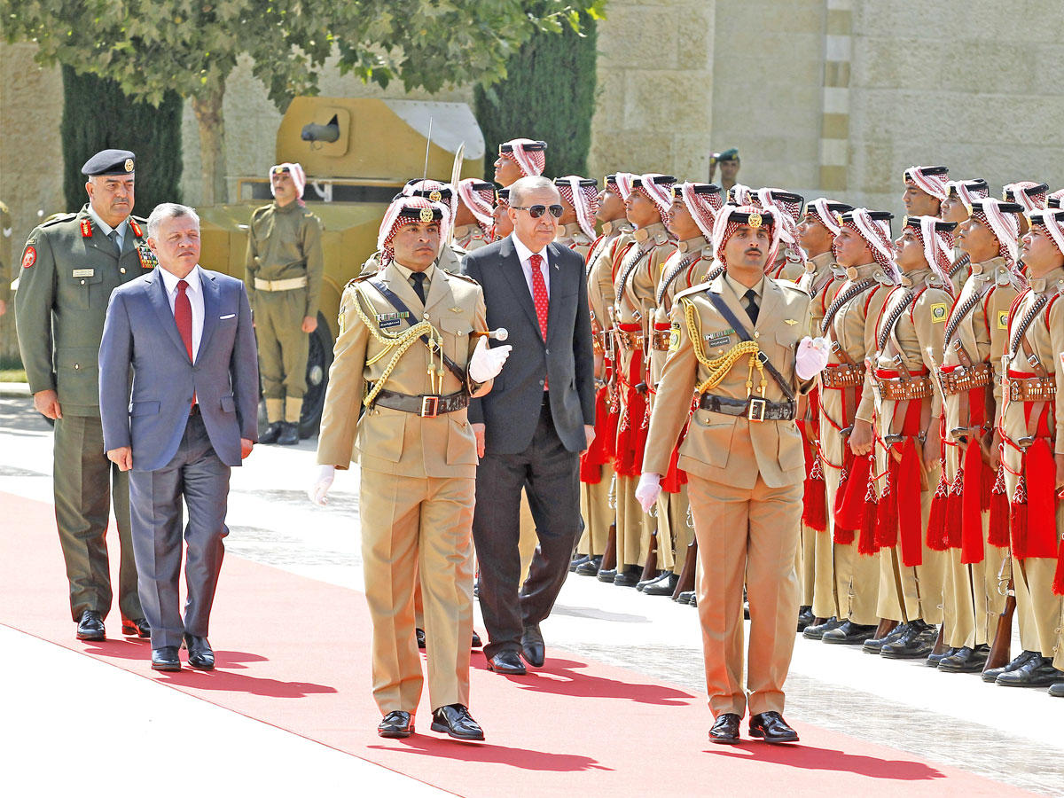 عبدالله الثاني وإردوغان يستعرضان حرس الشرف بقصر الحسينية في عمان أمس	 (إي بي أيه)