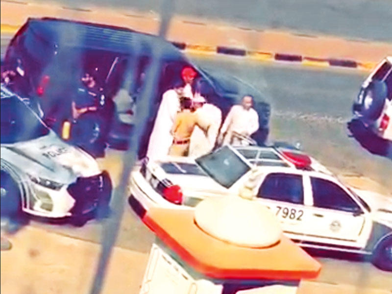 رجال الأمن يلقون القبض على القاتل 