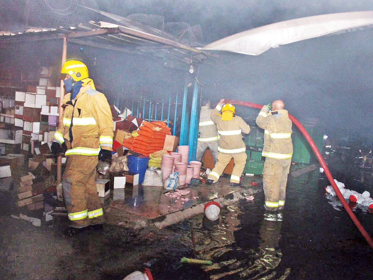 رجال الإطفاء يكافحون حريق سوق الإعلاف