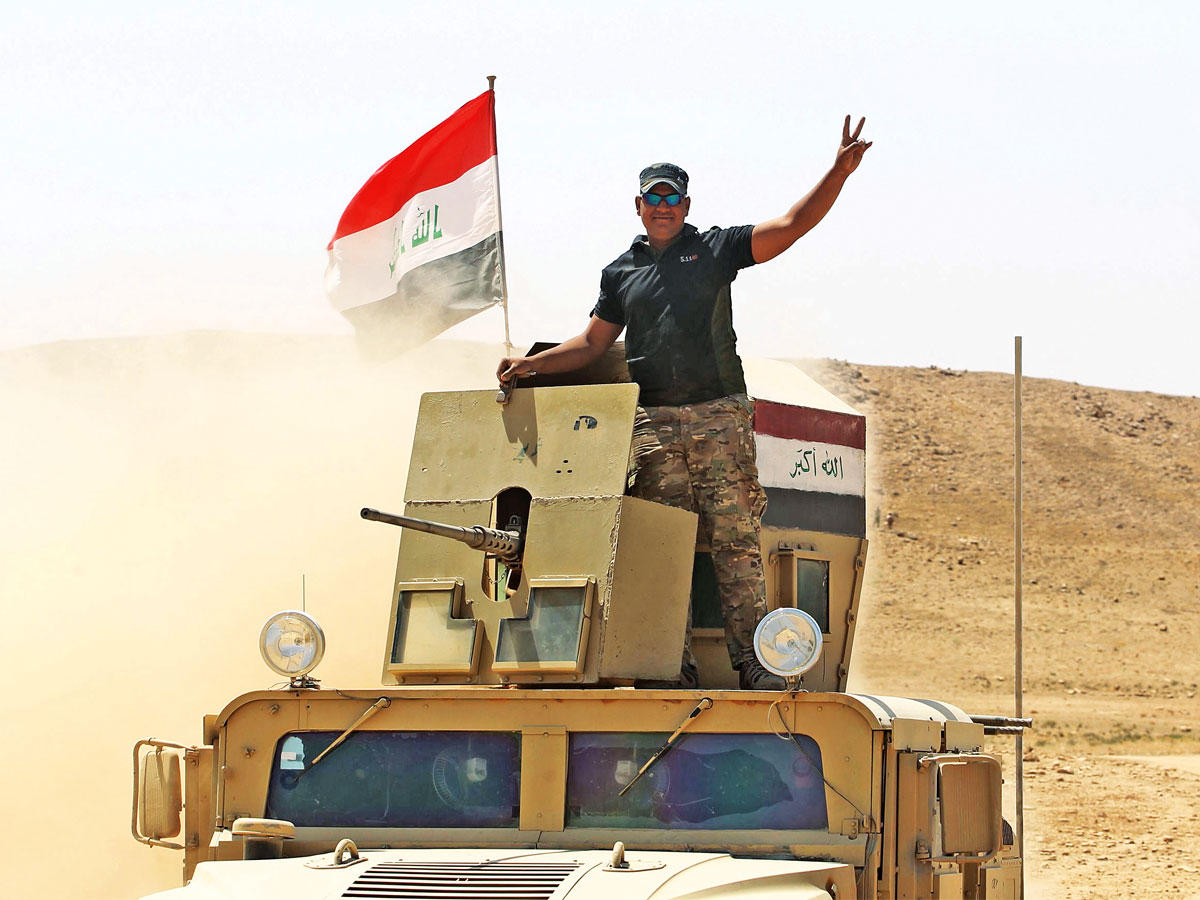 عراقي على مدرعة متجهة إلى تلعفر أمسt(أ ف ب)