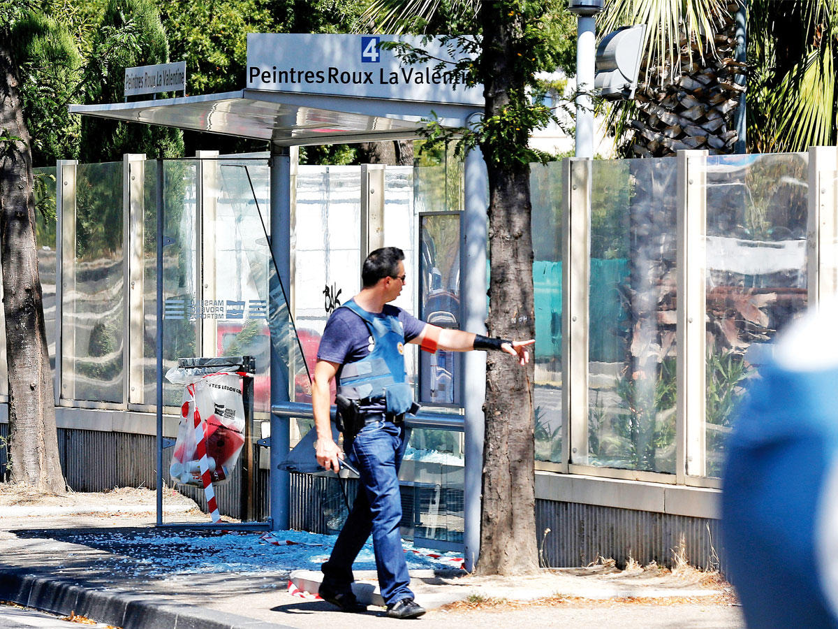 شرطي يتفقد موقع حادث مرسيليا أمس (أ ف ب)