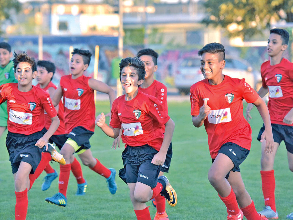 لاعبو أزرق 2005 يحتفلون بأحد أهدافهم