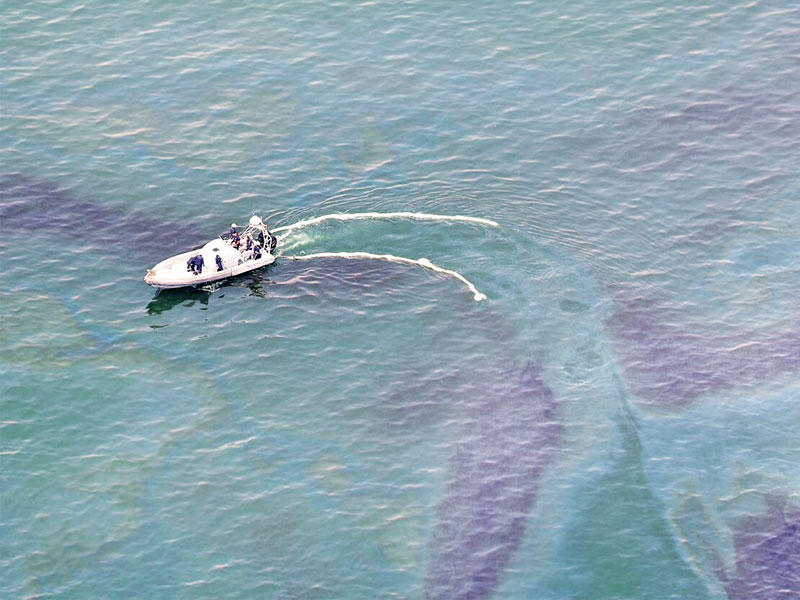 أعمال إزالة بقعة الزيت