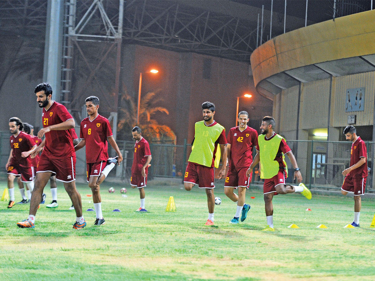 العنزي ضاحكاً خلال تدريبات الأصفر في الكويت