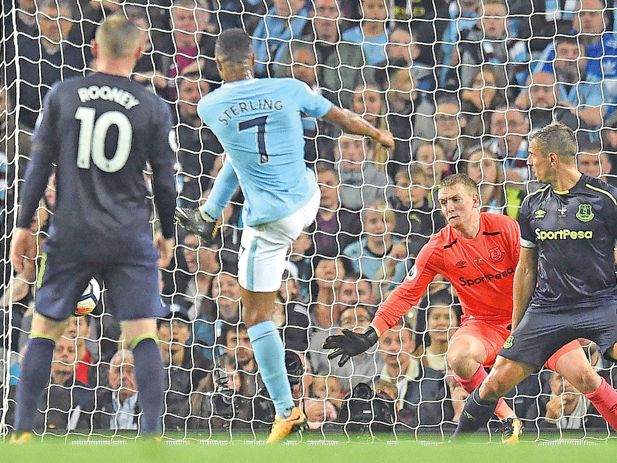 لحظة تسجيل ستيرلينغ هدف السيتي