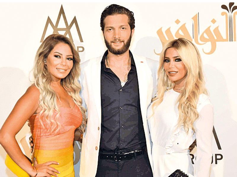 ليليا الأطرش وشقيقتها لانا يتوسطهما أديب مصلح