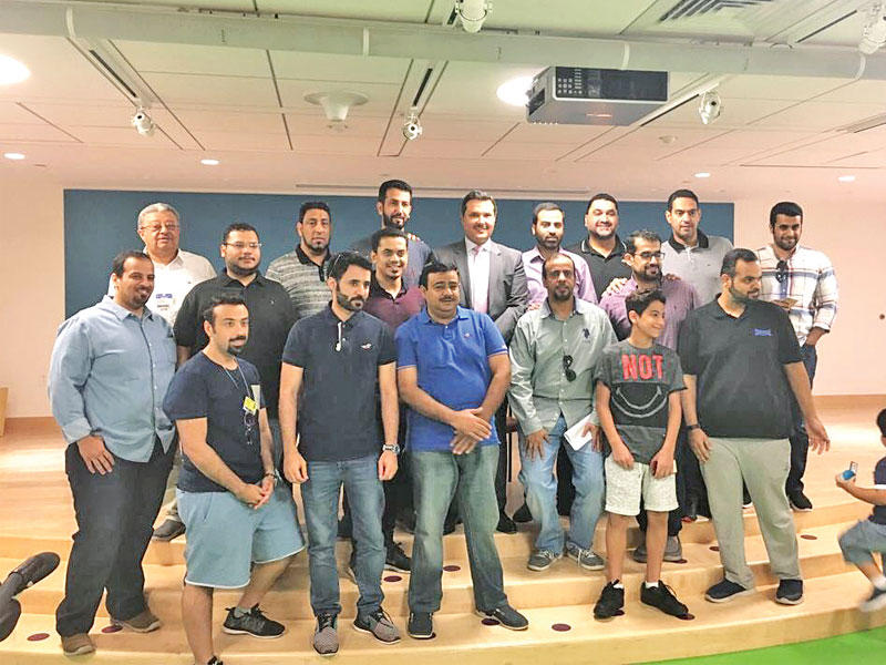 الحربي خلال جولته على أحد المستشفيات الأميركية