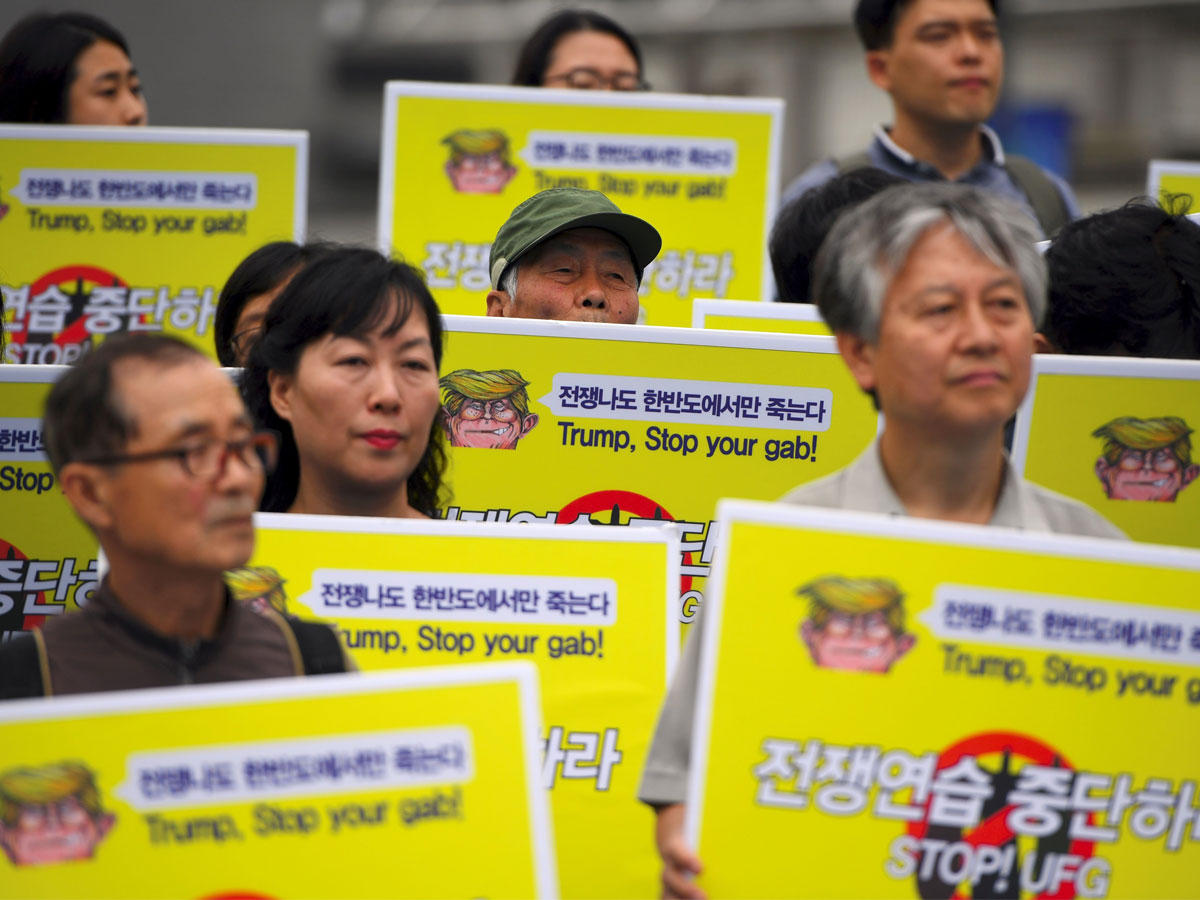 متظاهرات كوريا الجنوبية ورفع لافتات كتب عليها وقف ممارسة الحرب خلال مظاهرة نددت فيها بممارسة التدريبات العسكرية المشتركة بين كوريا الجنوبية والولايات المتحدة