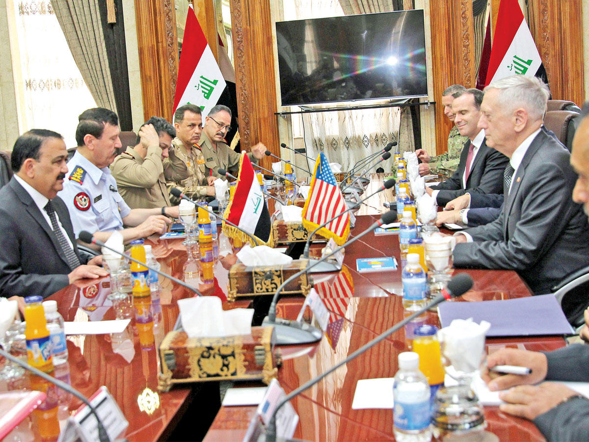 ماتيس خلال اجتماعه بوزير الدفاع العراقي عرفان الحيالي وقادة الجيش في بغداد أمس  (رويترز) 