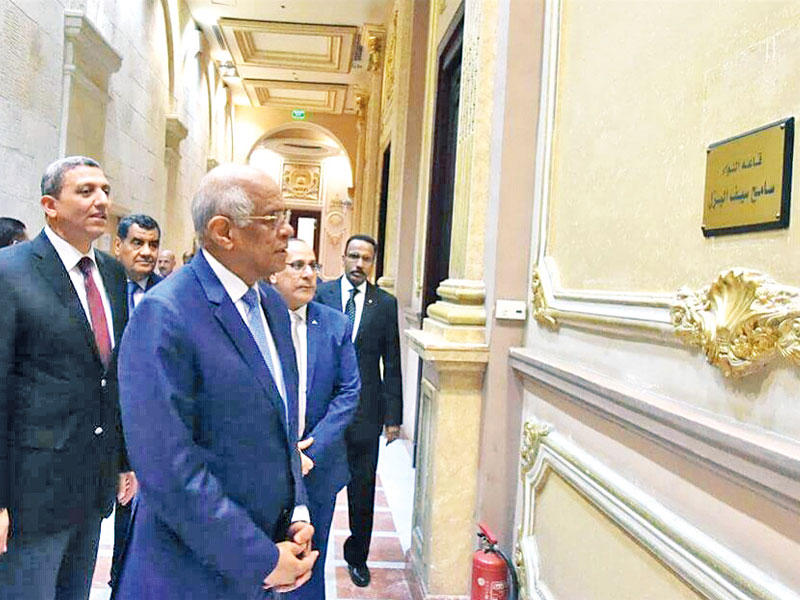 قرر رئيس مجلس النواب علي عبدالعال إطلاق اسم اللواء الراحل سامح سيف اليزل رئيس ائتلاف دعم مصر الأسبق على قاعة اللجنة العامة للمجلس بالدور الثاني، وفاء لذكراه، وفي الصورة عبد العال أمام لوحة القاعة أمس (الجريدة)